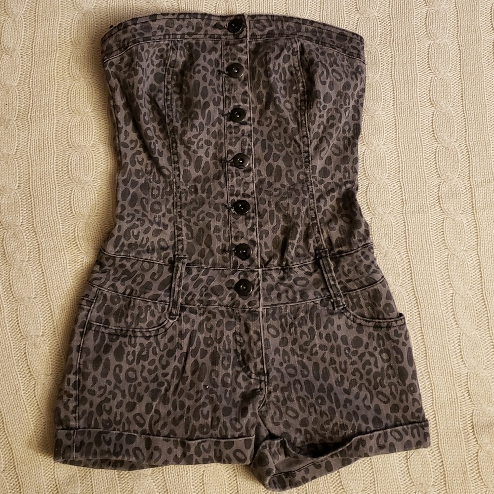 LOVE NOTES grey and black leopard print romper